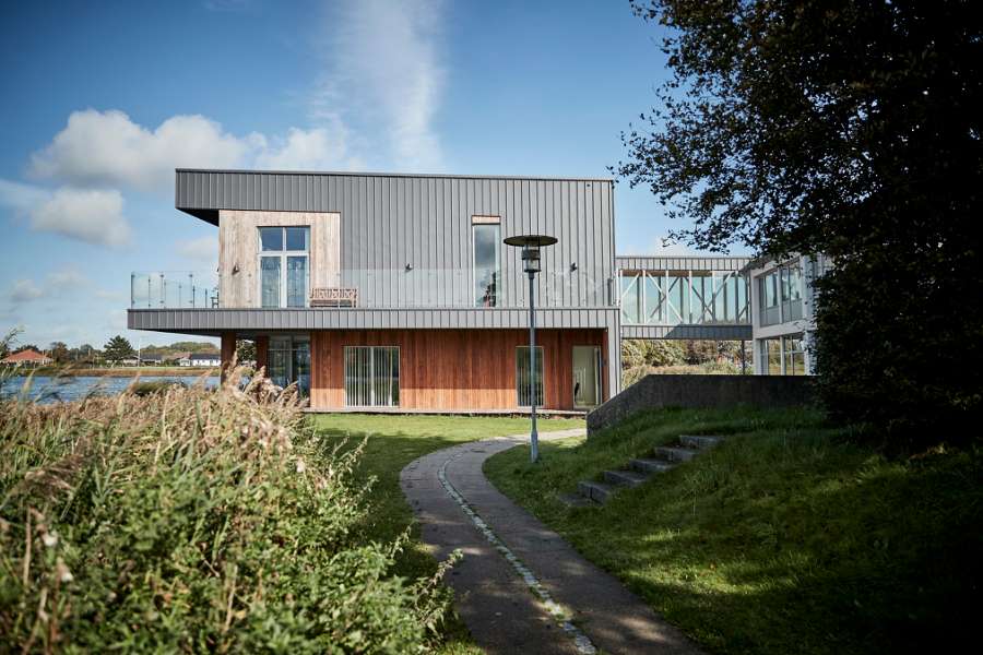 TV2 NORD – Stilistische Architektur am See, Søparken 4, 9440 Aabybro